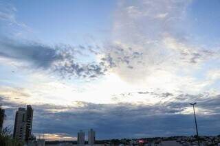 Céu de Campo Grande, visto do bairro Santa Fé, com algumas nuvens nesta manhã (Foto: Henrique Kawaminami)