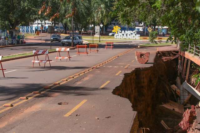 &Agrave; espera de obra, cratera atinge ciclovia em frente ao Lago do Amor