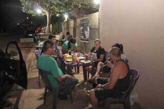 Na calçada, clientes do espetinho conversam entre si. (Foto: Juliano Almeida)