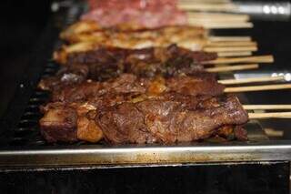 Espetinho de carne é feito no ponto a gosto do cliente. (Foto: Juliano Almeida)