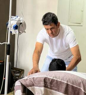 Vereador Beto Avelar cuidando do filho em casa. (Foto: Divulgação/Rede social)