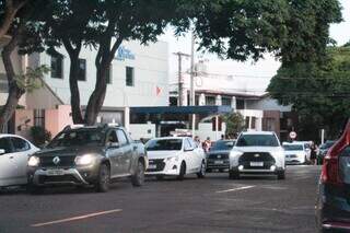Carros parados em fila dupla em frente ao Colégio Nota 10 na Rua Alagoas (Foto: Juliano Almeida)