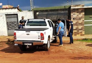 Policiais paraguaios em um dos locais onde foram feitas buscas, nesta sexta-feira (Foto: Divulgação)