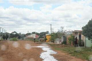 Rua sem asfalto na região de ocupação da Homex, em Campo Grande. (Foto: Henrique Kawaminami)