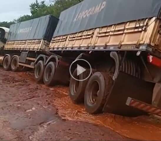 Caminhoneiro flagra carreta ca&iacute;da em valeta na MS-258