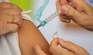 Dose de vacina é aplicada em braço de mulher (Foto: Agência Brasil)