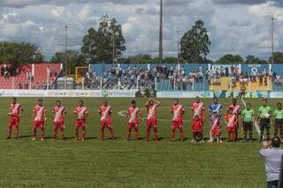 Comercial perfilado para jogo no Estádio Jacques da Luz, em Campo Grande (Foto: Marcos Maluf)