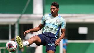 Atacante Rony brinca com a bola em treino no Palmeiras (Foto: Divulgação)