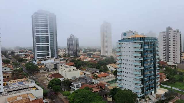 Campo Grande amanhece com neblina e previsão é de mais chuva neste sábado