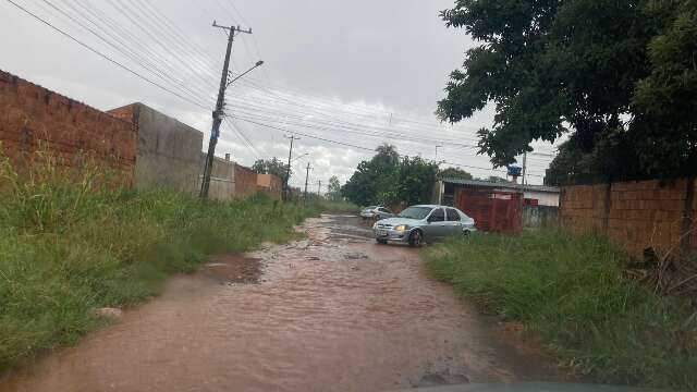 In&iacute;cio de tarde come&ccedil;a com temporal e alaga rua no Tarum&atilde;