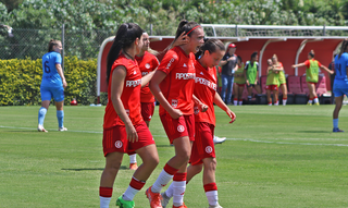 Jogadoras do Internacionaram vibram com vitória de 2 a 0 contra Real Brasília, neste sábado (11). (Foto: Juliana Zanatta/Gurias Coloradas)