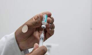 Profissional de saúde prepara uma dose de vacina. (Foto: Rovena Rosa/Agência Brasil)