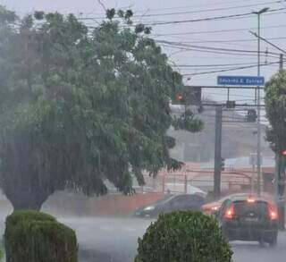 Chuva forte próxima a Avenida Eduardo Elias Zahran (Foto: Direto das Ruas)