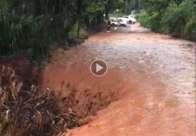 Durante temporal, cratera engoliu metade de rua no Bairro Ch&aacute;cara dos Poderes 