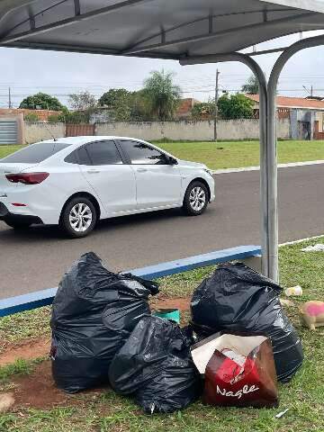 Ponto de &ocirc;nibus &eacute; usado como dep&oacute;sito de lixo no Parque do S&oacute;ter