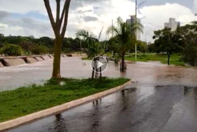 Lago do Parque das Na&ccedil;&otilde;es transborda e inunda parte da pista de caminhada