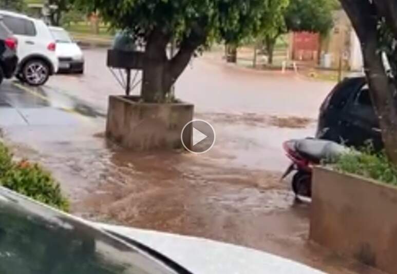 Chuva curta não impede inundação em trechos da Rua Vitório Zeolla