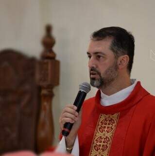 Padre Wagner Divino da igreja Santo Antônio, ganhou alta da Santa Casa (Foto: Reprodução/Facebook)