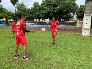 Jogadores do Comercial em treino com bola (Foto: Divulgação)