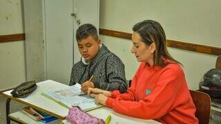 Estudante recebe orientação de assistente educacional em escola de Campo Grande. (Foto: Reprodução/Semed)