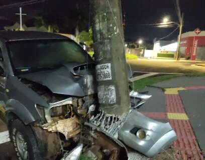 Embriagado, condutor de caminhonete atinge poste em rotat&oacute;ria 