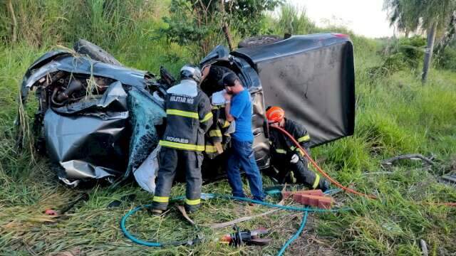 Motorista Perde Controle, Caminhonete Bate Em Coqueiro E Um Morre Na BR ...