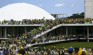 Manifestantes tomam rampa no Congresso Nacional, em Brasília, no dia 8 de janeiro. (Foto: Marcelo Camargo/Agência Brasil)