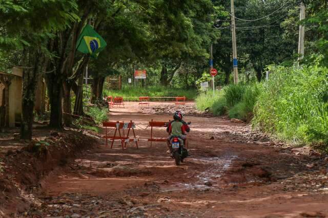 Agetran alerta para perigo, mas moradores seguem passando em via com eros&atilde;o