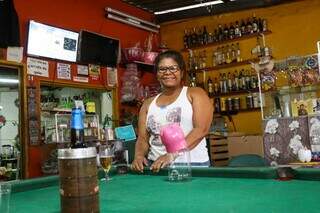 Luzia começou vendendo apenas bebidas há cerca de 20 anos. (Foto: Henrique Kawaminami)