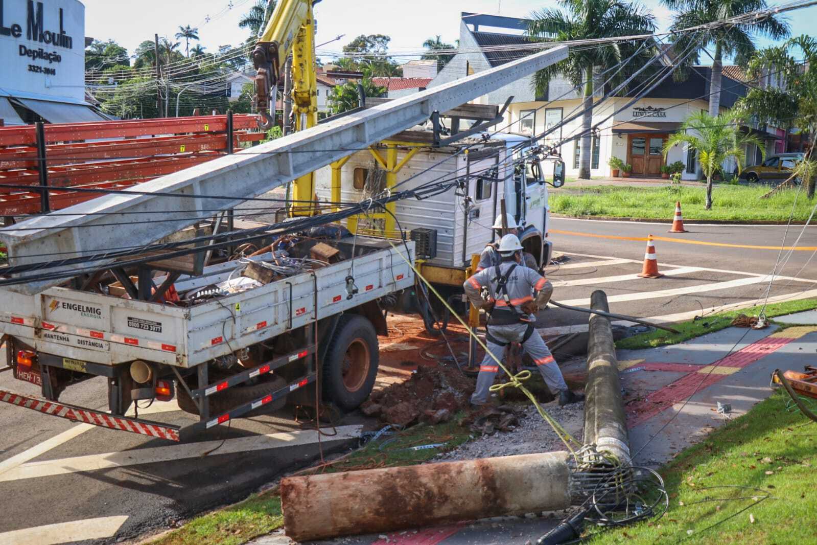 Embriagado Condutor De Caminhonete Atinge Poste Em Rotat Ria Capital