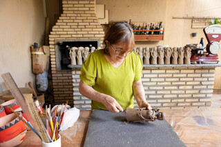 Leslie Gafuri é artesã que trabalha com argila.