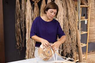 Lucimar Madonado é artesã que trabalha com fibras naturais.