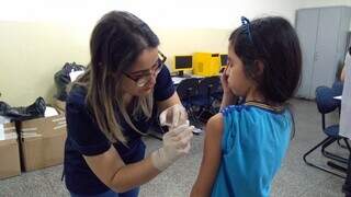 Menina recebe dose da vacina contra o HPV (papilomavírus humano) em Campo Grande (Foto: Divulgação/PMCG)