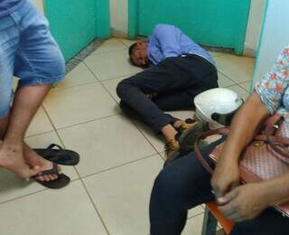 Paciente com dor esperando no chão na UPA Universitário. (Foto: Direto das Ruas)