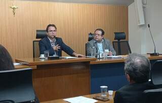 Pedrossian Neto e Ivandro Fonseca durante reunião da Frente Parlamentar. (Foto: Gabriela Couto)