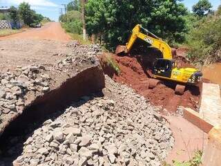 Retroescavadeira durante obra de reparo em via de Ponta Porã. (Foto: Direto das Ruas)