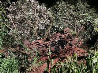 Caminh&atilde;o cai de ponte ap&oacute;s atingir buraco na BR-376