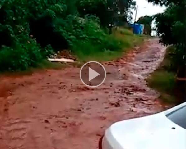 &ldquo;Estamos esquecidos, nem &ocirc;nibus passa&rdquo;, diz morador sobre rua alagada