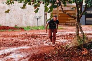 Chuva diária na região do bairro Oliveira tem trazido apenas preocupação. (Foto: Alex Machado)