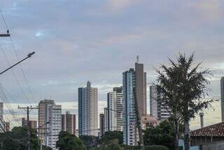 Muitas nuvens no céu da Capital nesta manhã (Foto: Henrique Kawaminami)