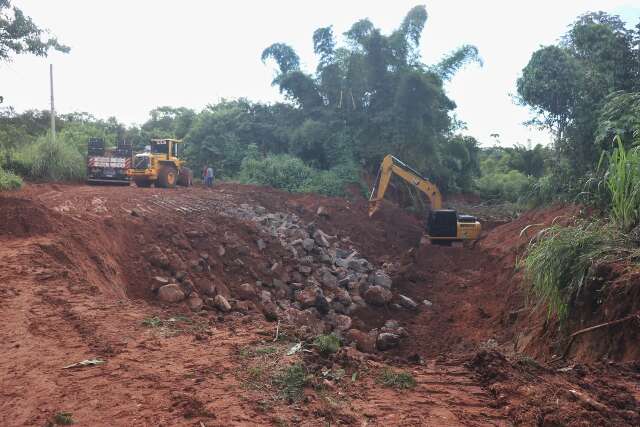 Prefeitura inicia obra em rua &quot;engolida&quot; por cratera na Ch&aacute;cara dos Poderes 