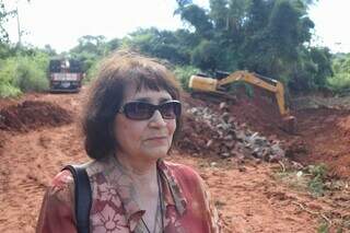 Maria Felipa, moradora do bairro há mais de 20 anos, reclama da infraestrutura do bairro (Foto: Paulo Francis).