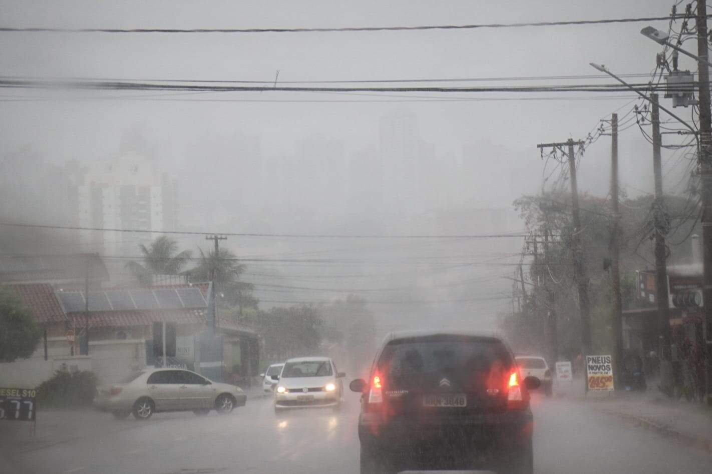Chuva atinge Campo Grande e meteorologia põe Estado em alerta