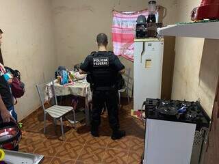 Policial federal faz busca em residência durante Operação Pátio Seguro, nesta segunda (Foto: Divulgação)