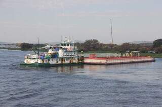 Embarcações transportam produtos no Rio Paraguai, em Porto Murtinho. (Foto: Divulgação/Governo de MS)