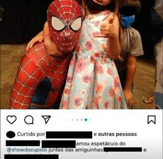 Crianças participando do show em outra cidade do Brasil; na legenda, pais parebenizando o Show do Cupido. (Foto: Redes Sociais)
