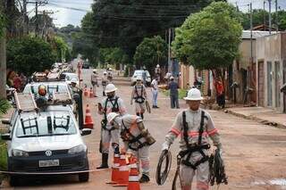 Cerca de 30 técnicos da Energisa fizeram operação em bairro (Foto: Henrique Kawaminami)