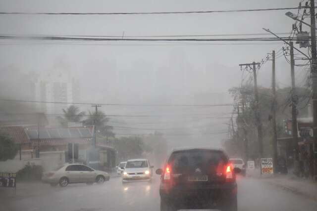 Chuva atinge Campo Grande e meteorologia p&otilde;e Estado em alerta