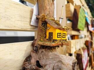Pedaços de madeira encontrados pelas ruas servem de base para as miniaturas. (Foto: Aletheya Alves)
