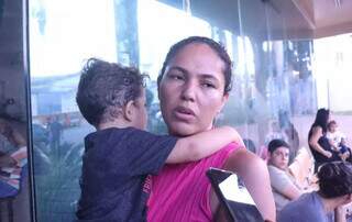 Carla de Oliveira andou mais de 20 km em busca de atendimento para o filho (Foto: Paulo Francis)